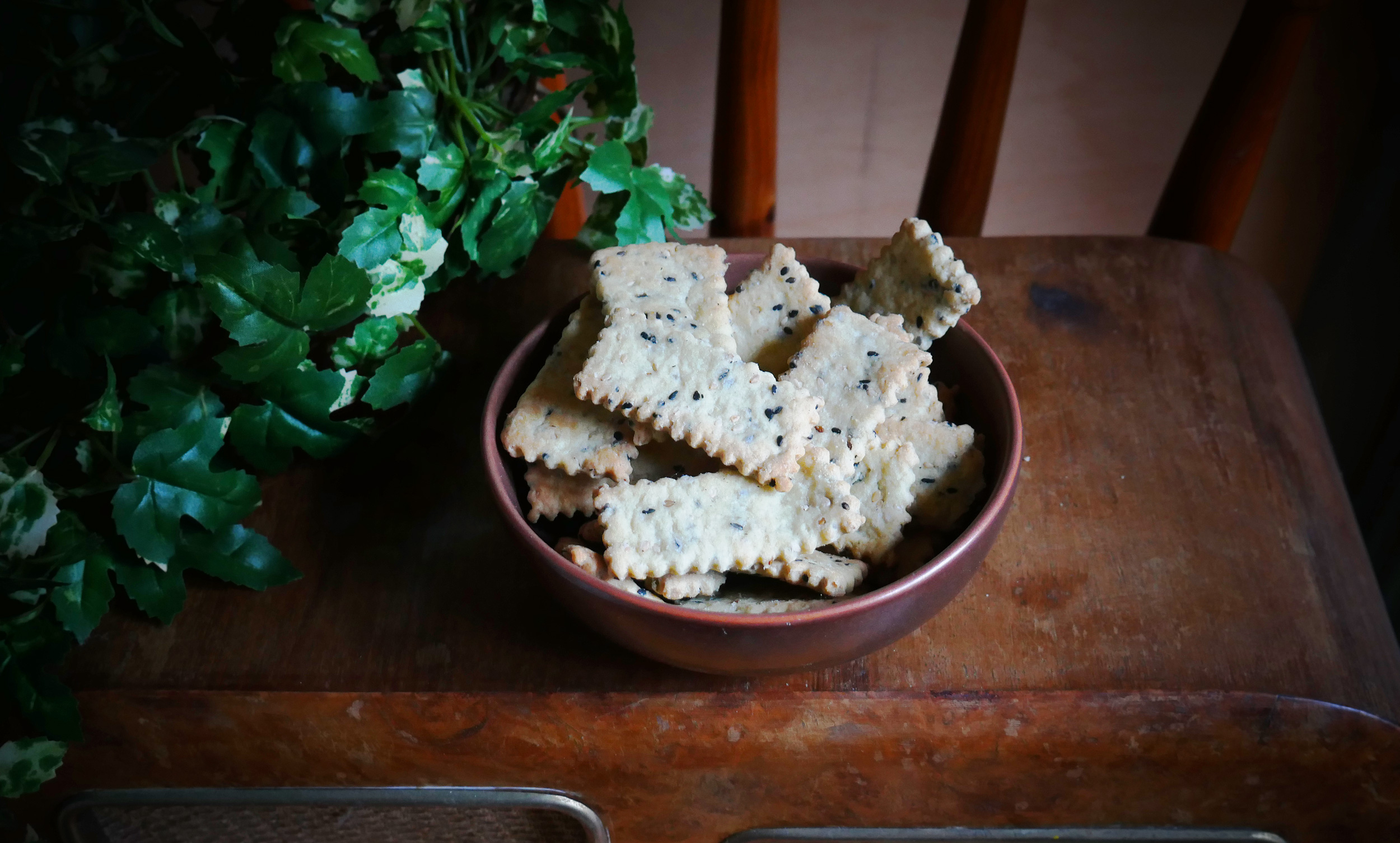 Ricetta Veloce Crackers Senza Lievito Con Semi Sesamo - Arcobaleno In ...